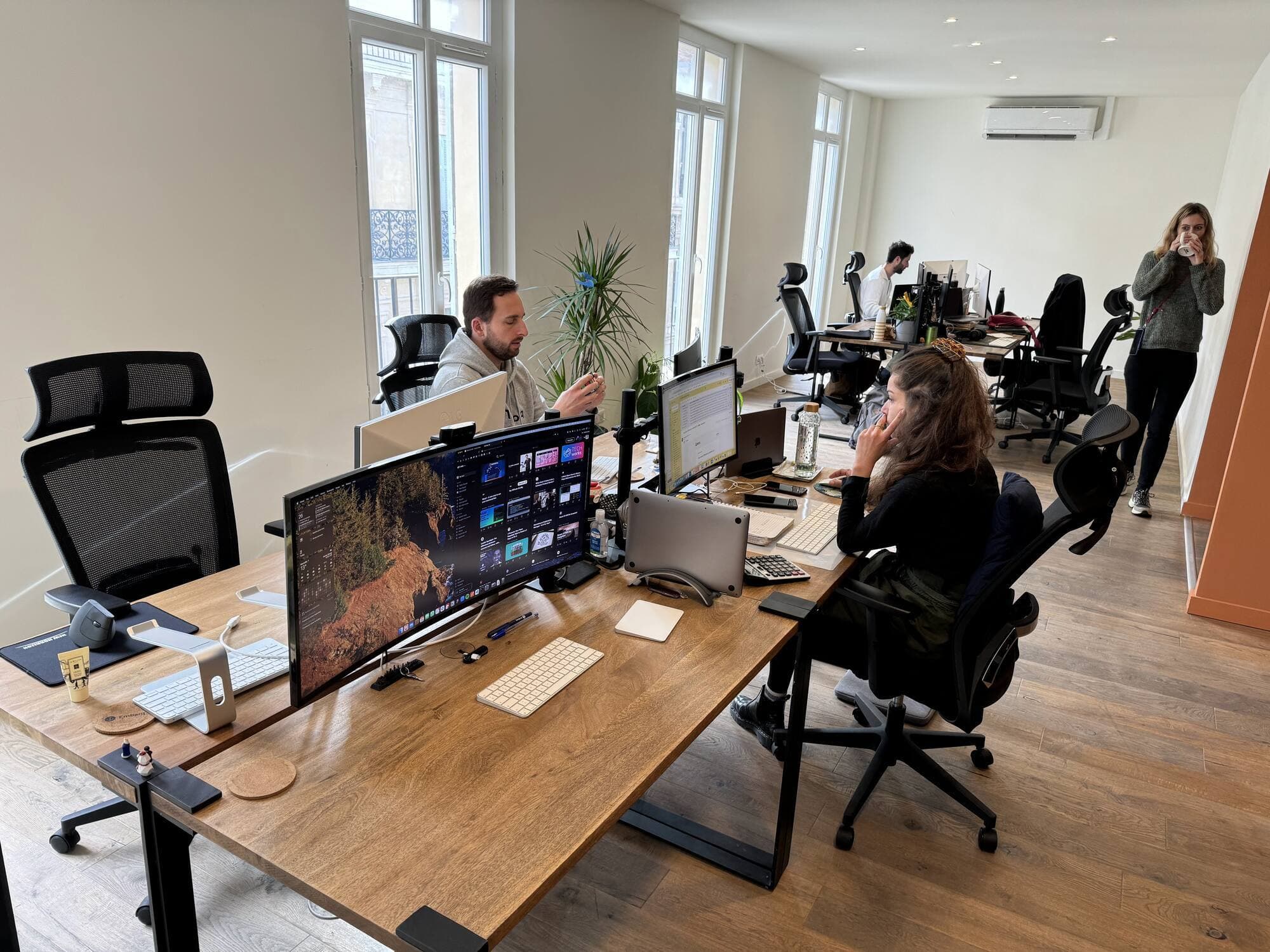 The bright open space of the Qraft cowork